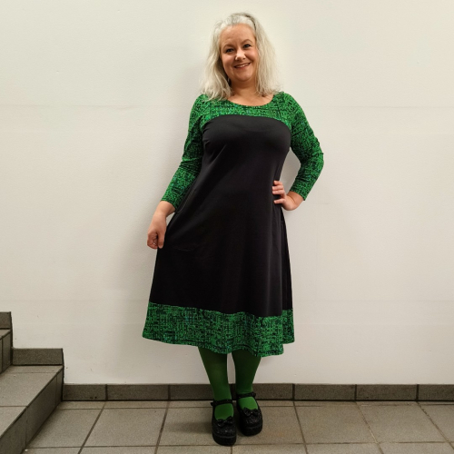 Sort plus size kjole i A-form med grønne detaljer - Saki Matrix