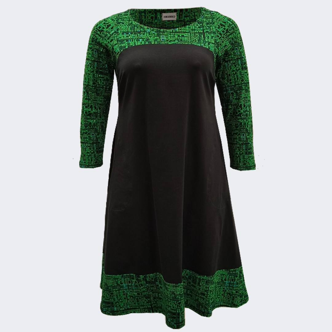 Sort plus size kjole i A-form med grønne detaljer - Saki Matrix