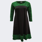 Sort plus size kjole i A-form med grønne detaljer - Saki Matrix