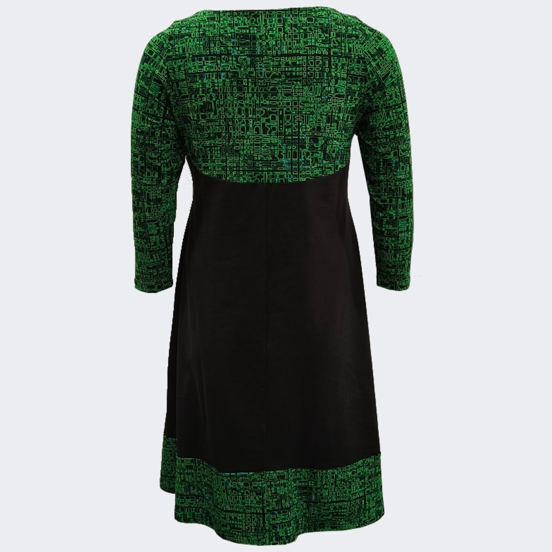 Sort plus size kjole i A-form med grønne detaljer - Saki Matrix