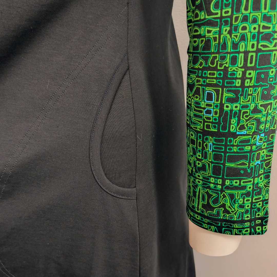 Sort plus size kjole i A-form med grønne detaljer - Saki Matrix