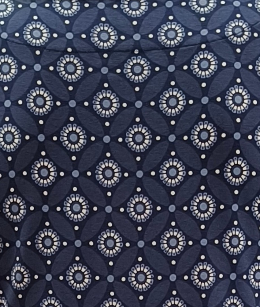 Marineblå plus size kjole i A-form med blomster - Saki Blue Flower