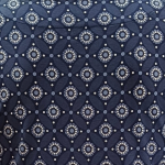 Marineblå plus size kjole i A-form med blomster - Saki Blue Flower