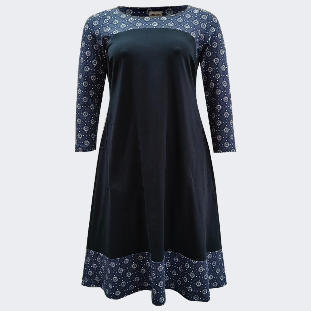 Marineblå plus size kjole i A-form med blomster - Saki Blue Flower