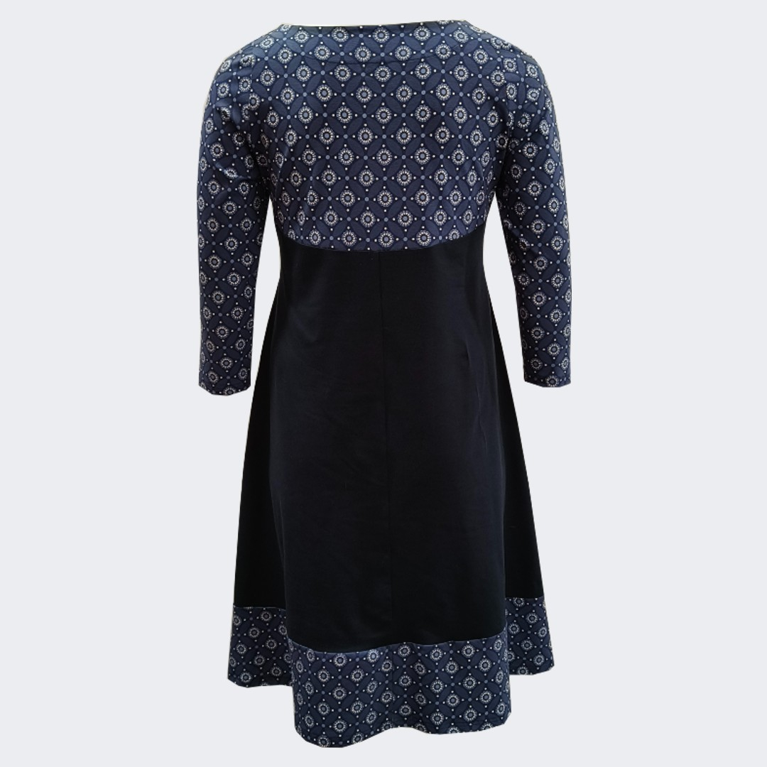 Marineblå plus size kjole i A-form med blomster - Saki Blue Flower