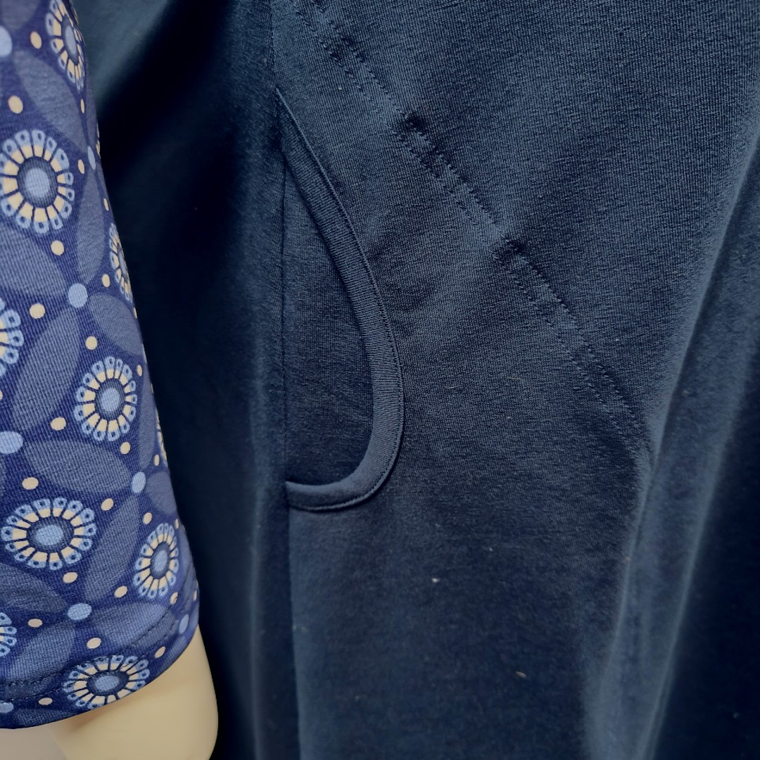 Marineblå plus size kjole i A-form med blomster - Saki Blue Flower