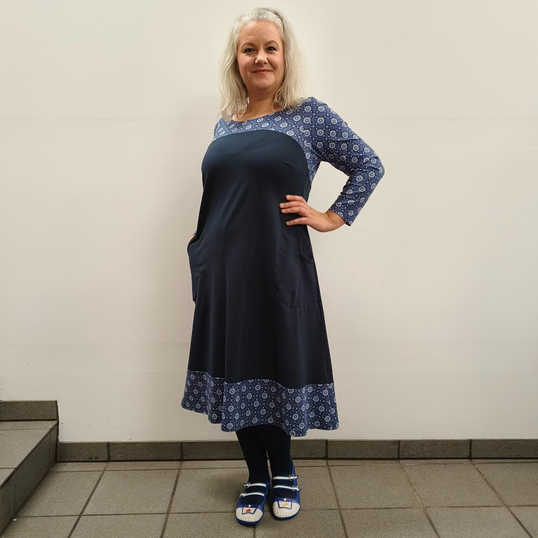 Marineblå plus size kjole i A-form med blomster - Saki Blue Flower