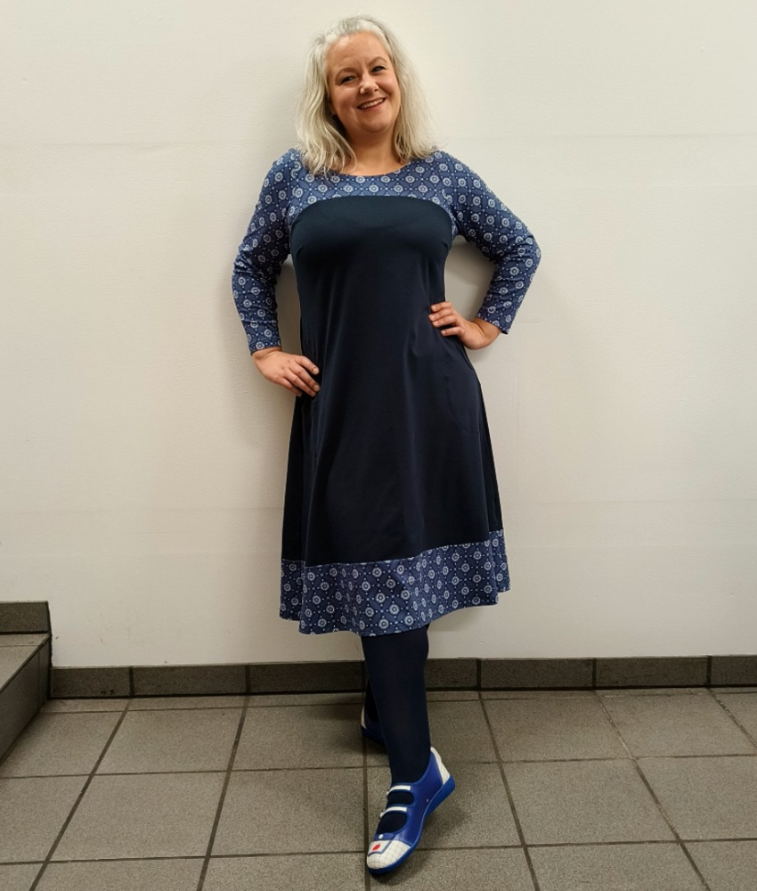 Marineblå plus size kjole i A-form med blomster - Saki Blue Flower