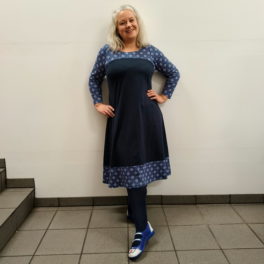 Marineblå plus size kjole i A-form med blomster - Saki Blue Flower