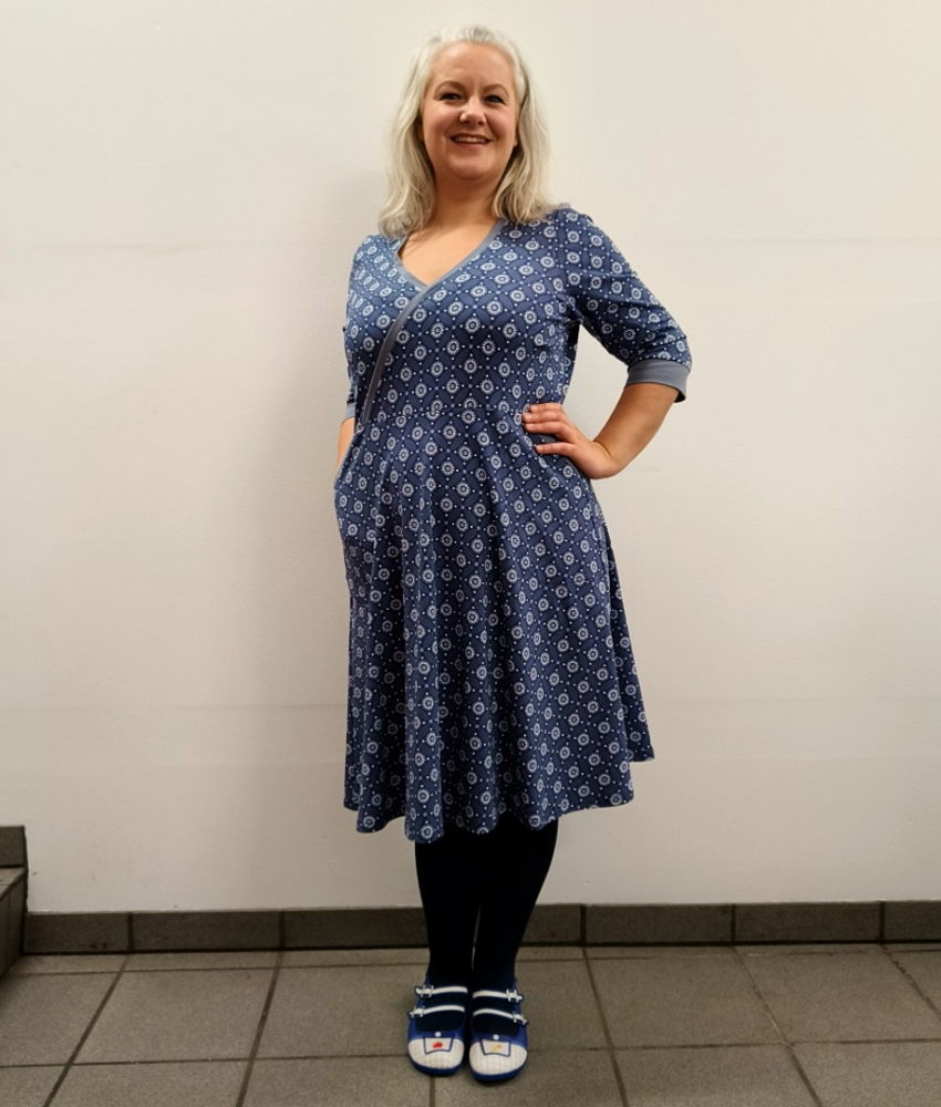 Blå plus size empire kjole med blomster. Bika Blue Flower