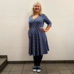 Blå plus size empire kjole med blomster. Bika Blue Flower