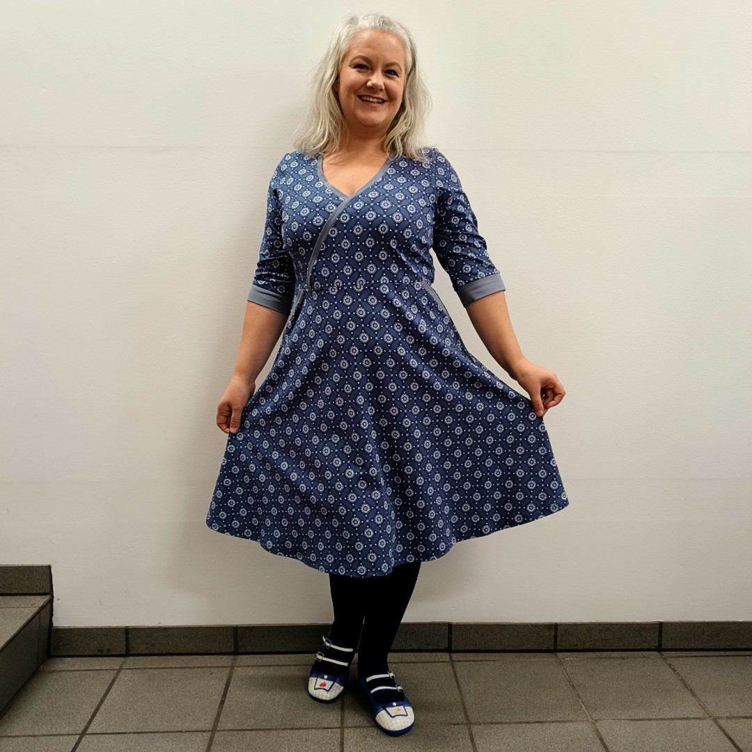 Blå plus size empire kjole med blomster. Bika Blue Flower