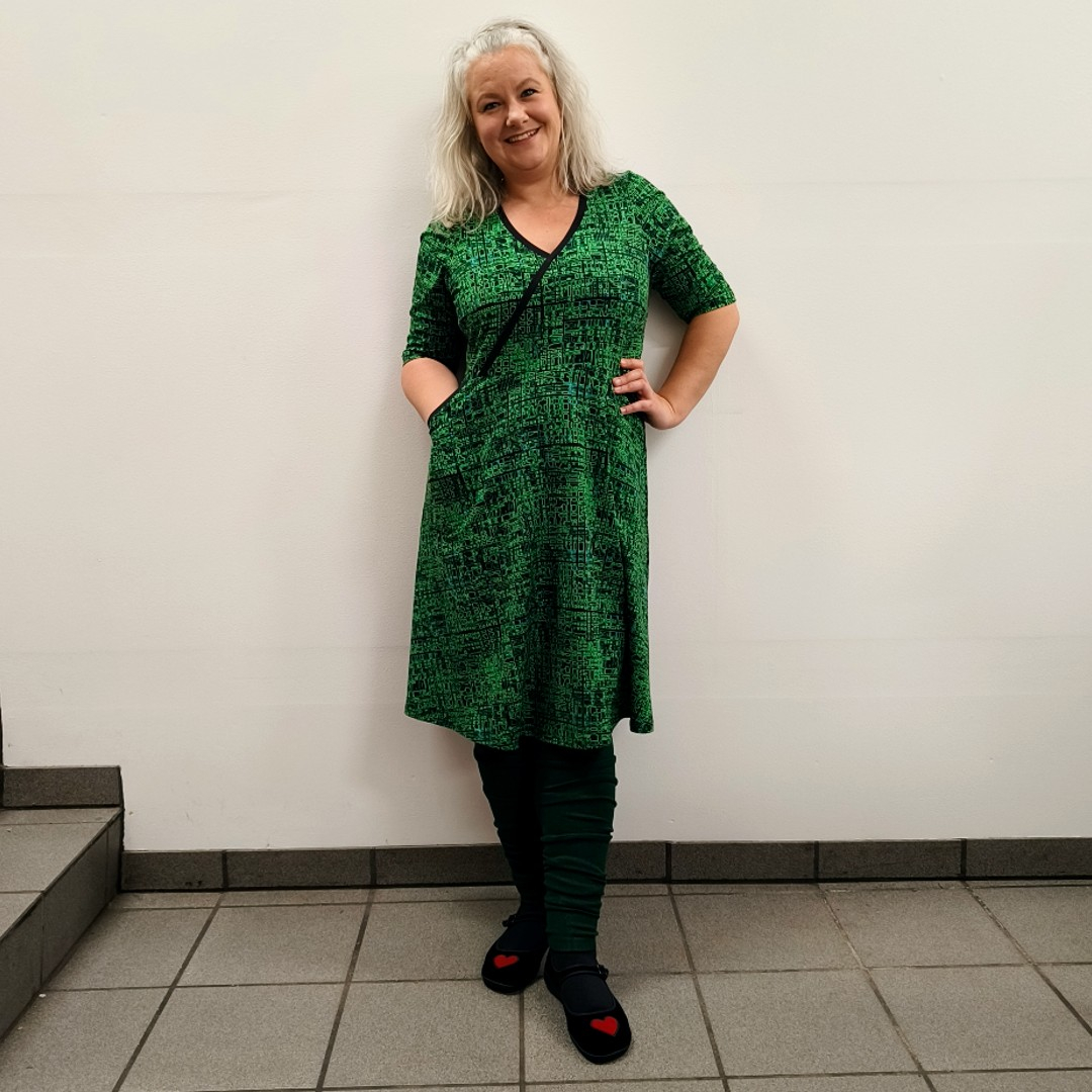 Grøn plus size kjole med empiresnit. Bika Matrix