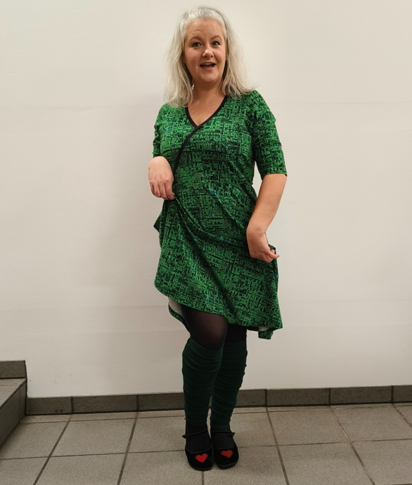 Grøn plus size kjole med empiresnit. Bika Matrix