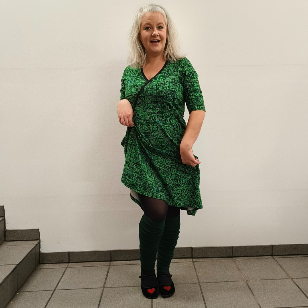 Grøn plus size kjole med empiresnit. Bika Matrix