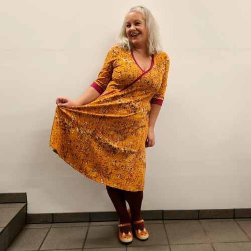 Karrygul plus size kjole med farverige nister. Bika Curry Tassels