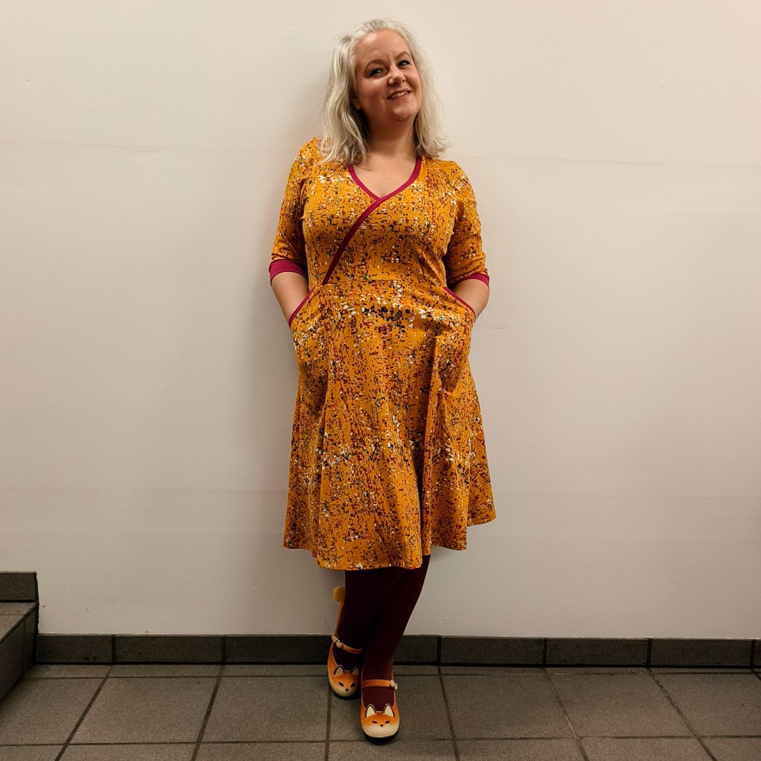 Karrygul plus size kjole med farverige nister. Bika Curry Tassels