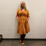 Karrygul plus size kjole med farverige nister. Bika Curry Tassels