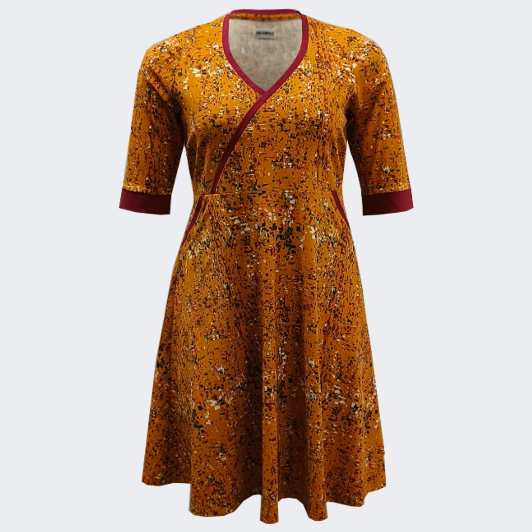 Karrygul plus size kjole med farverige nister. Bika Curry Tassels