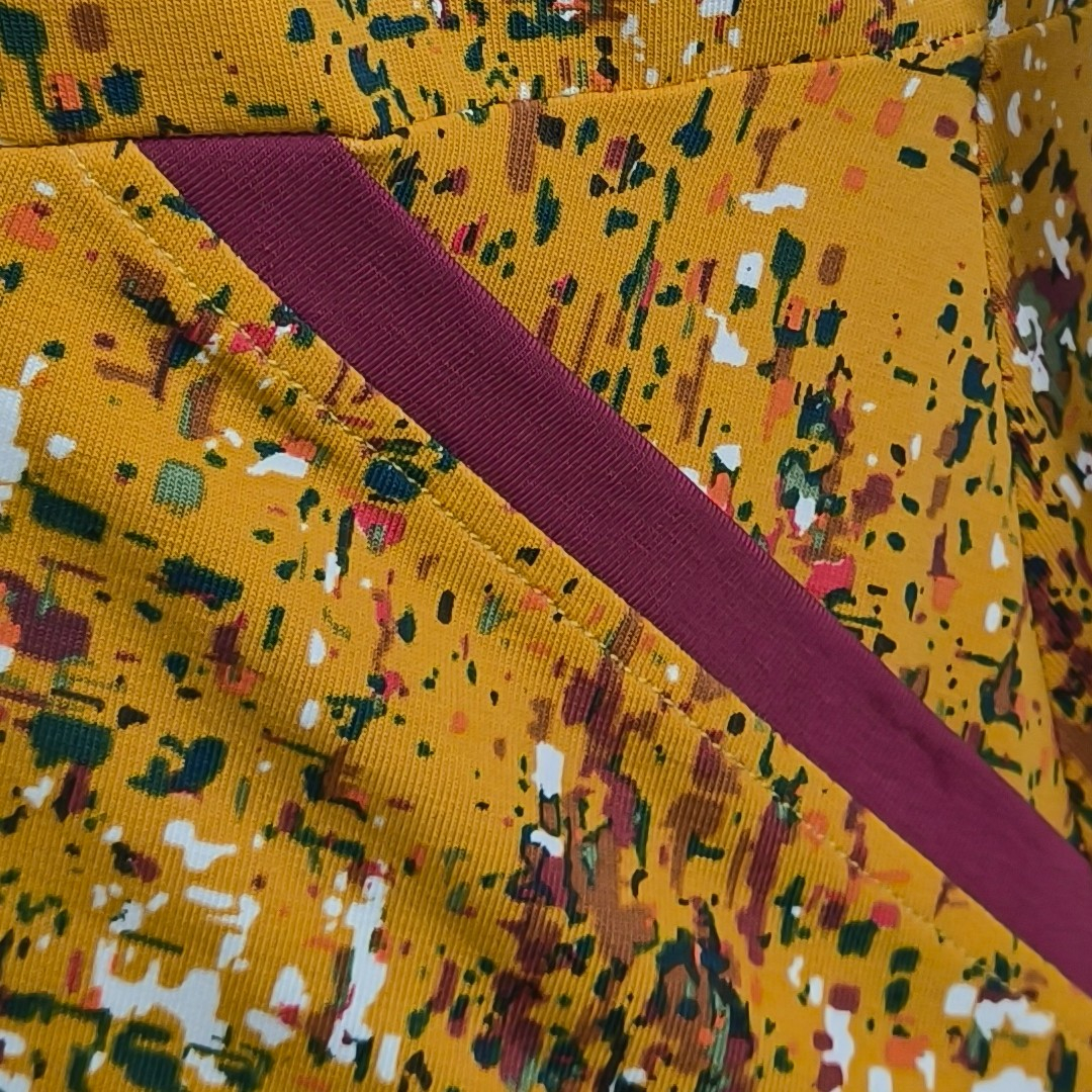 Karrygul plus size kjole med farverige nister. Bika Curry Tassels