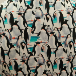 Plus size kjole med empiresnit og pingviner | Ama Penguin