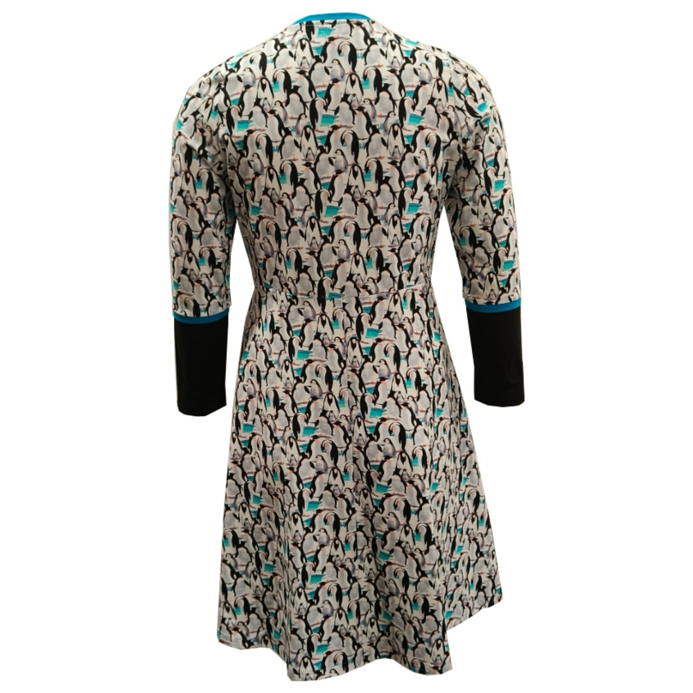 Plus size kjole med empiresnit og pingviner | Ama Penguin