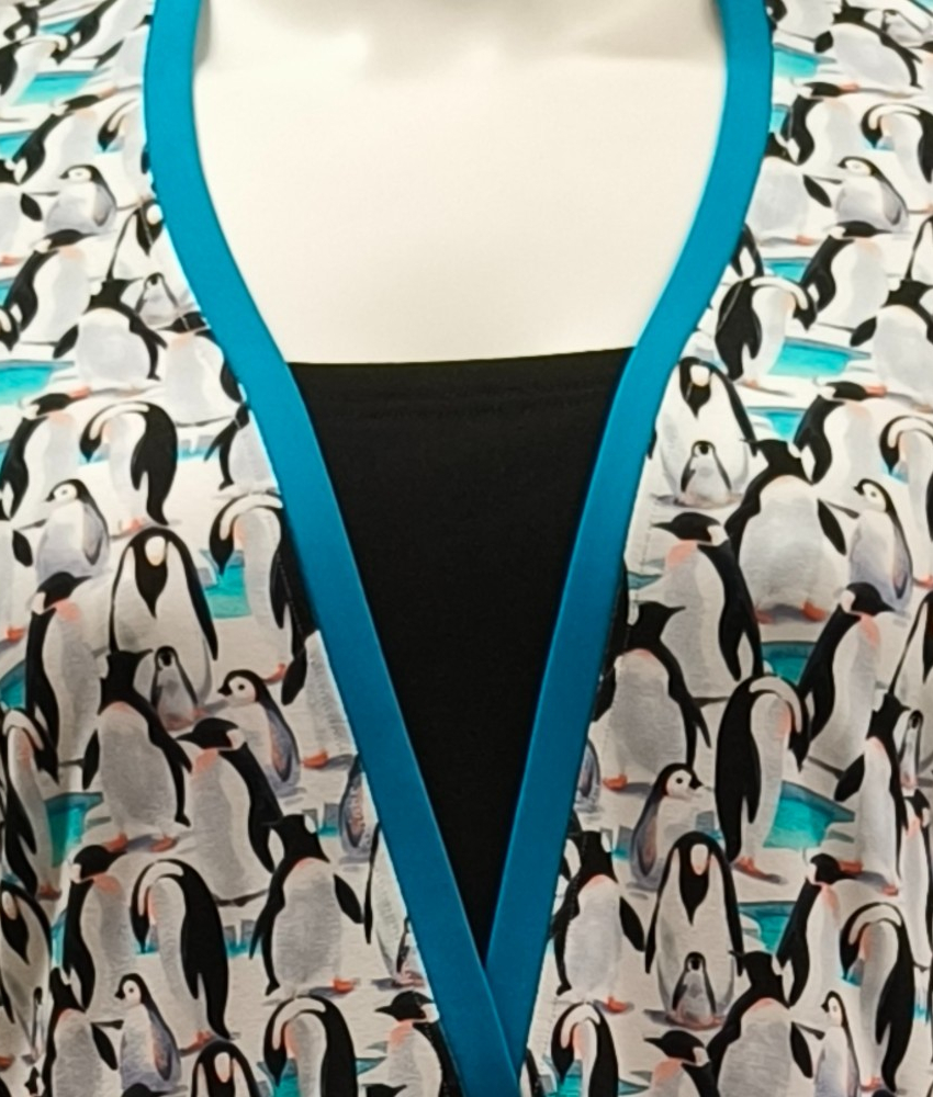 Plus size kjole med empiresnit og pingviner | Ama Penguin