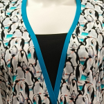 Plus size kjole med empiresnit og pingviner | Ama Penguin