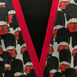 Plus size kjole med empiresnit og garder | Ama Guards