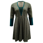 Armygrøn Plus size kjole med empiresnit og prikker | Ama Army Dots