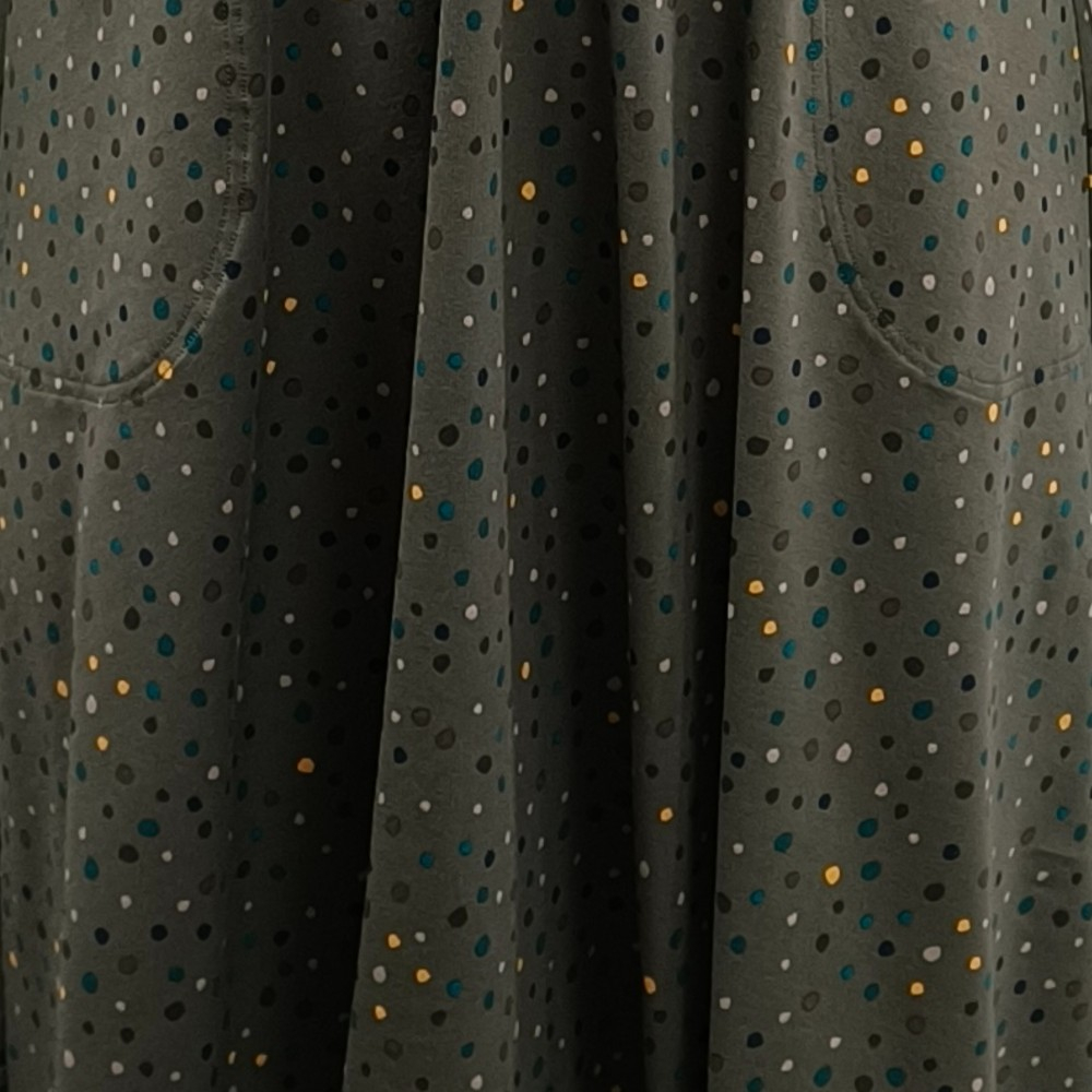 Armygrøn Plus size kjole med empiresnit og prikker | Ama Army Dots