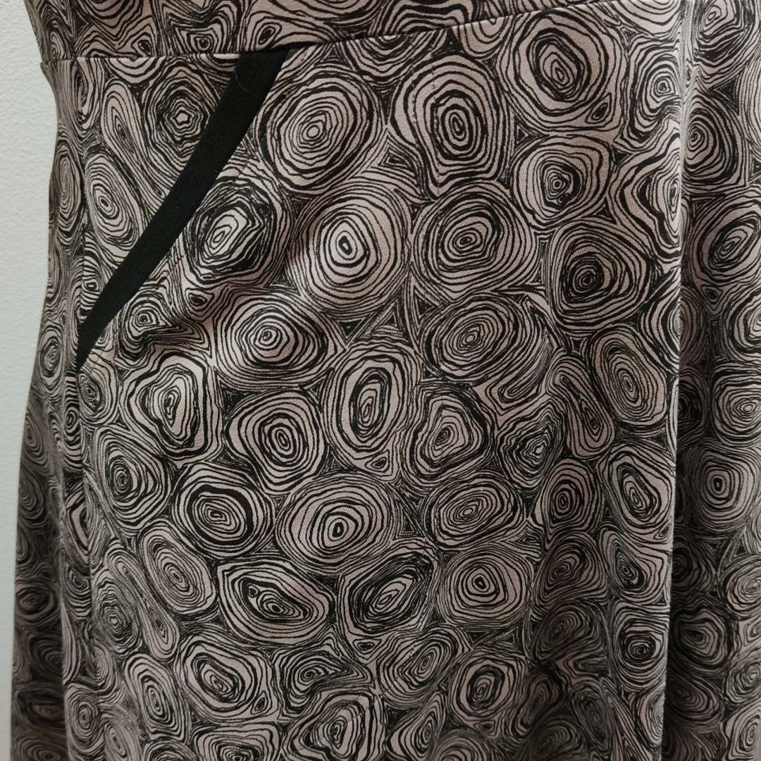 Grå plus size kjole med sorte detaljer og empiresnit. Genkei Grey Doodles