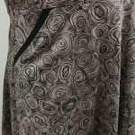 Grå plus size kjole med sorte detaljer og empiresnit. Genkei Grey Doodles