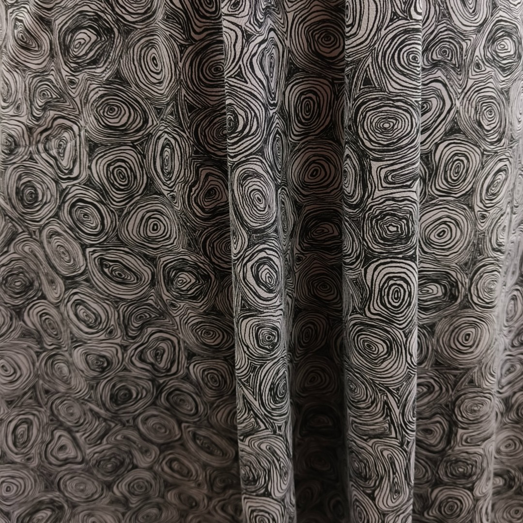 Grå plus size kjole med sorte detaljer og empiresnit. Genkei Grey Doodles