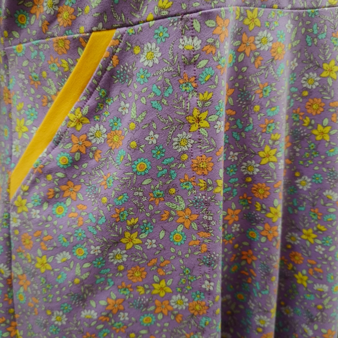 Lys lilla plus size kjole med små blomster og empiresnit. Genkei Lavender Flower