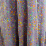 Lys lilla plus size kjole med små blomster og empiresnit. Genkei Lavender Flower