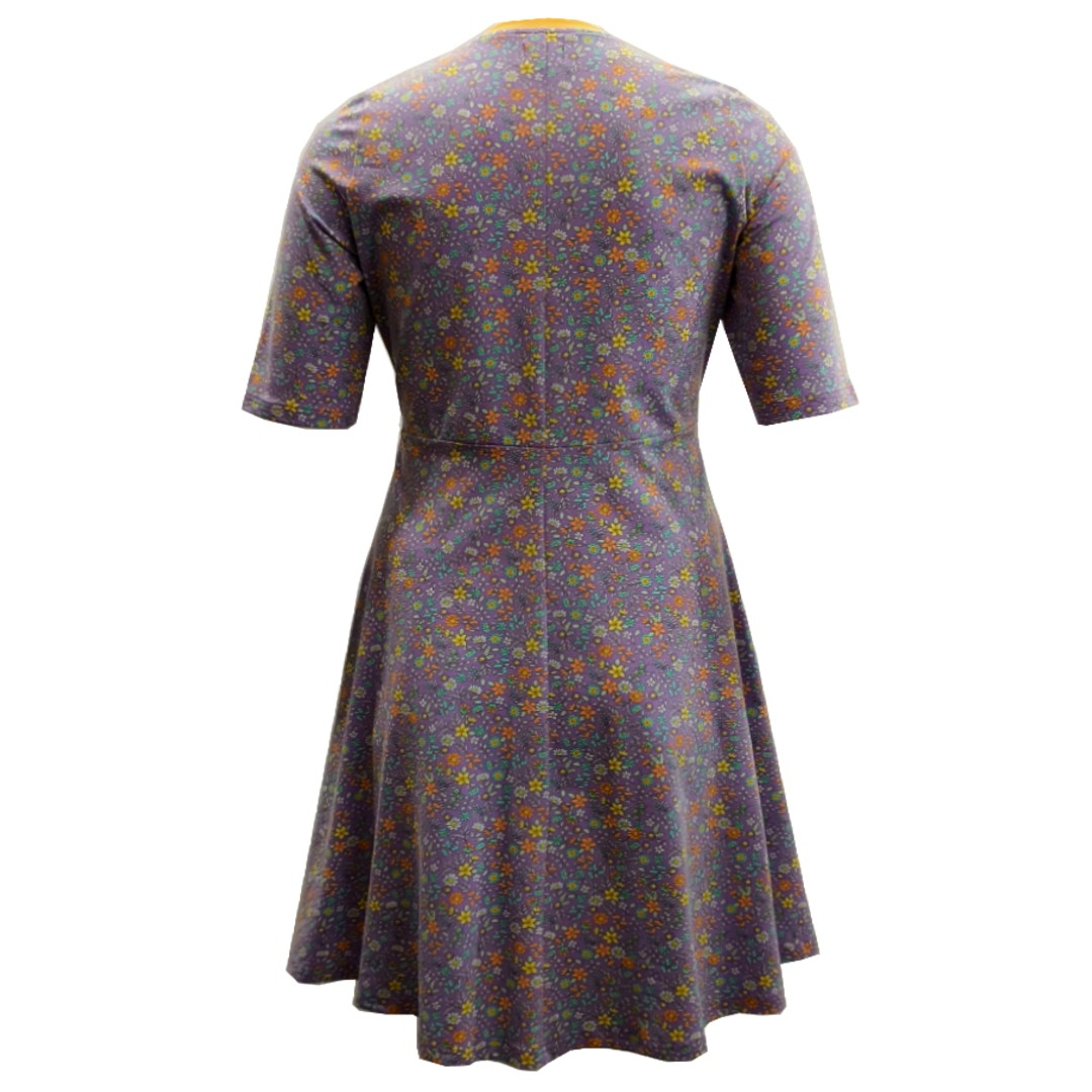 Lys lilla plus size kjole med små blomster og empiresnit. Genkei Lavender Flower