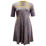 Lys lilla plus size kjole med små blomster og empiresnit. Genkei Lavender Flower