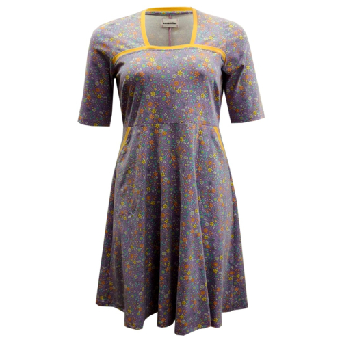 Lys lilla plus size kjole med små blomster og empiresnit. Genkei Lavender Flower