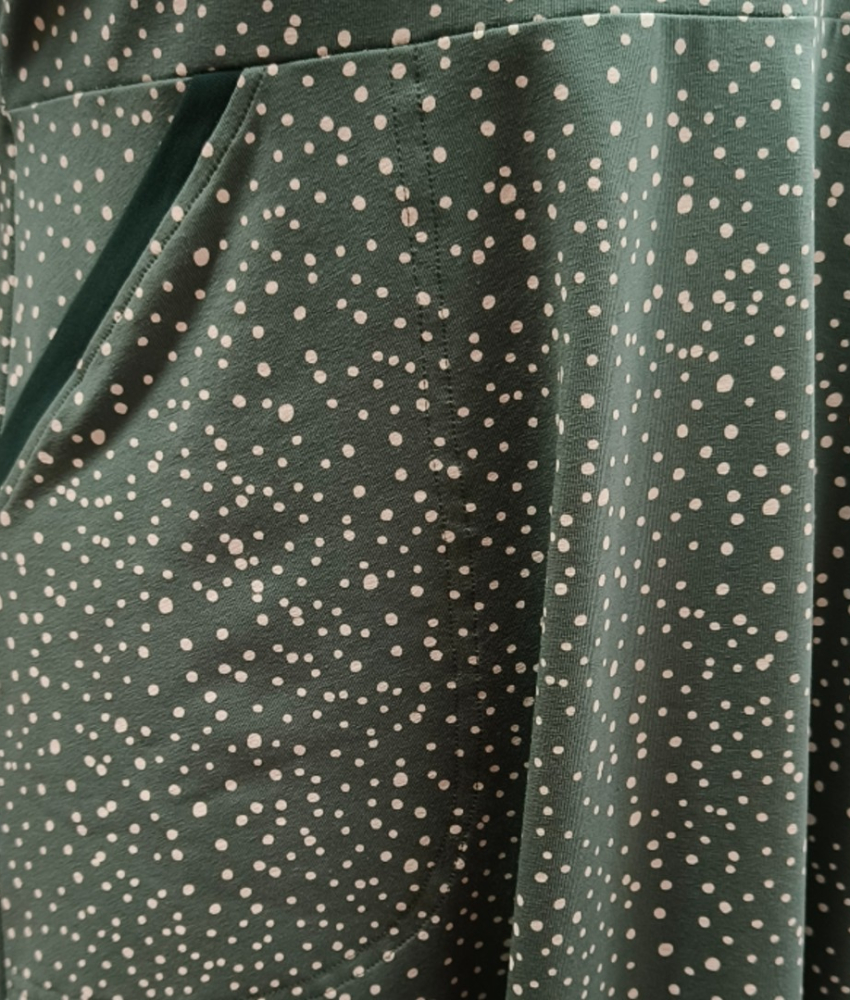 Lys grøn plus size kjole med prikker og empiresnit. Genkei Soft Green Spot