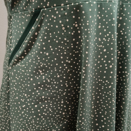 Lys grøn plus size kjole med prikker og empiresnit. Genkei Soft Green Spot