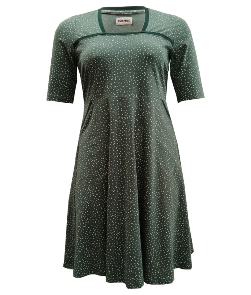 Lys grøn plus size kjole med prikker og empiresnit. Genkei Soft Green Spot