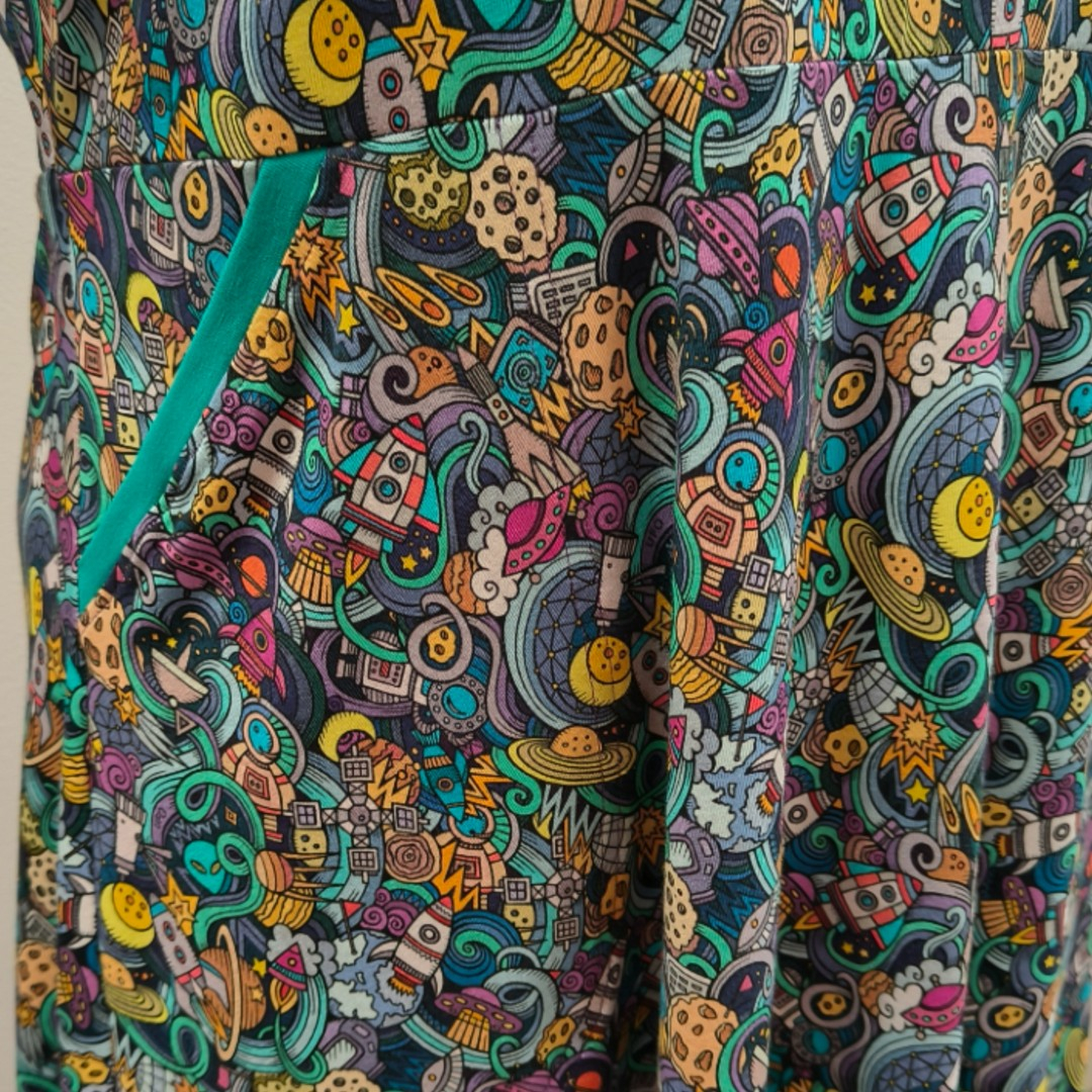 Turkis plus size kjole med rumraketter og planeter - Genkei Space Invaders