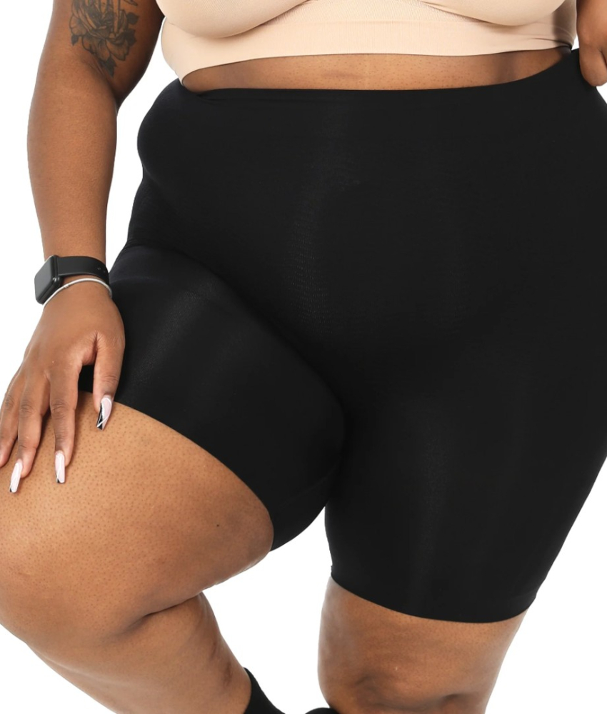 Sorte plus size shorts fra Pamela Mann med stram-in-effekt