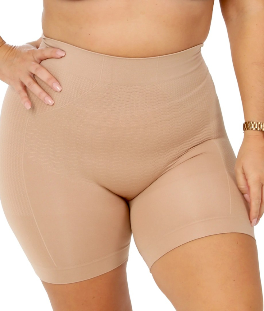 Nude plus size shorts fra Pamela Mann med stram-in-effekt