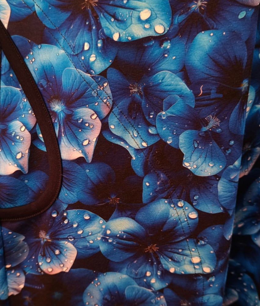 Blå A-formet plus size kjole med blomster og regndråber