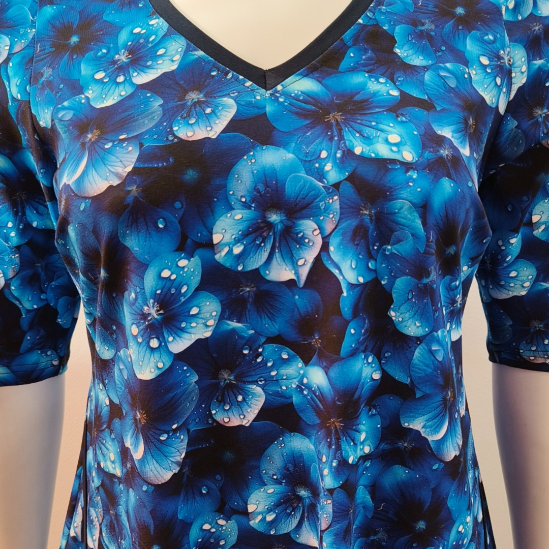 Blå A-formet plus size kjole med blomster og regndråber