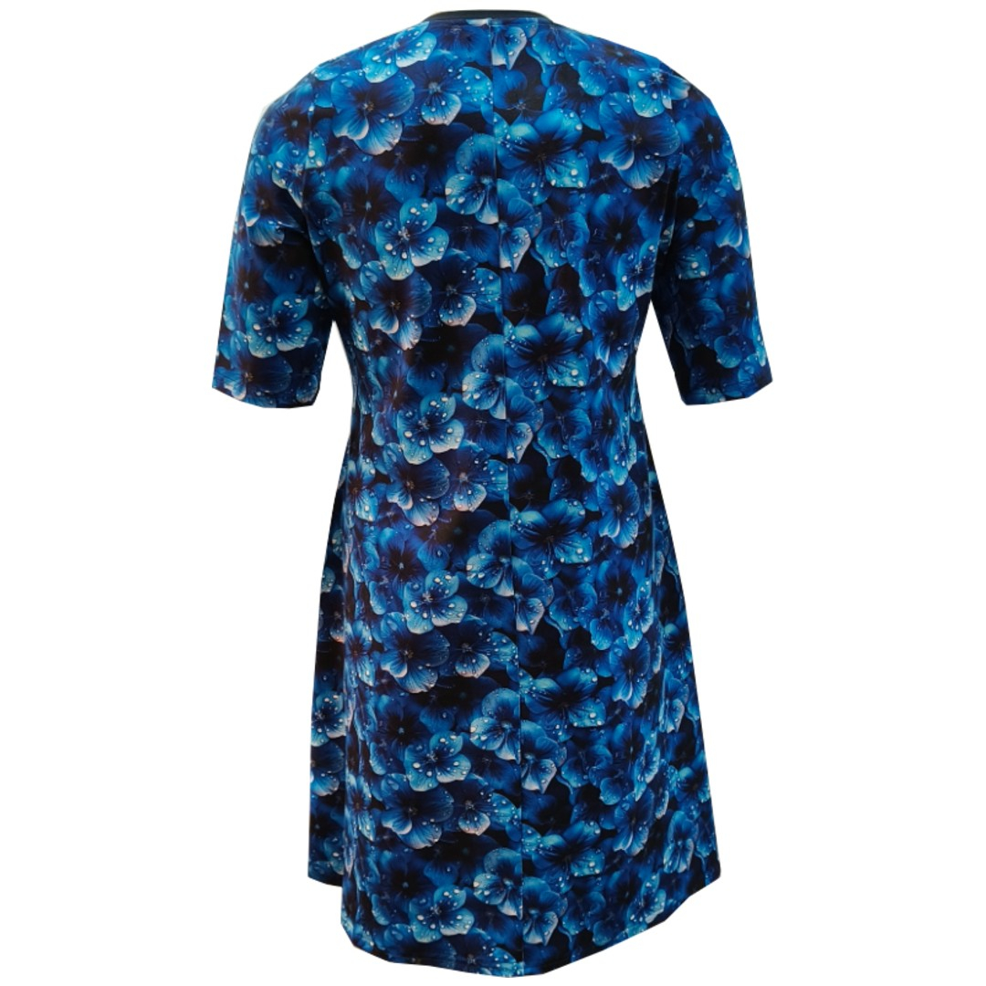 Blå A-formet plus size kjole med blomster og regndråber