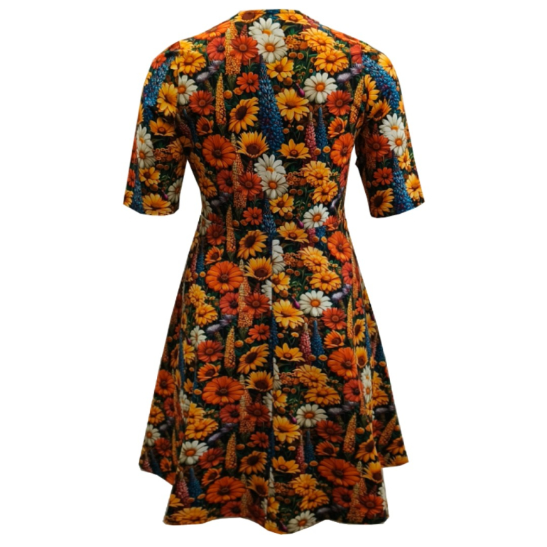 Plus size kjole med blomster fra Amamiko - Takasaki Grandma's Garden
