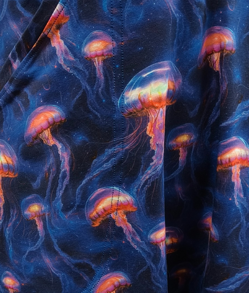 Blå plus size kjole med vandmænd fra Amamiko - Takasaki Jellyfish